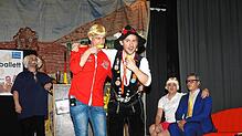 Komödiantische Talente gibt es auch beim Männerballett, das lokale Persönlichkeiten und Episoden beim Bunten Abend der Bermatinger ...