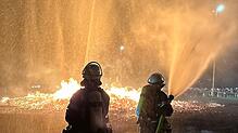 Die Feuerwehr Tettnang rückte am Sonntag zum Funkenplatz in Tettnang-Bürgermoos aus, wo an einem Bachlauf Gestrüpp und ein Baum in Brand ...