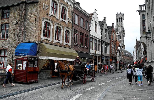 Mittelalter pur: In der Altstadt von Brügge spiegeln sich Geschichte, Grachten und Gotik. Kopfsteinpflaster, stille Höfe und ...