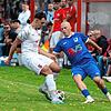 Wichtiges Tor: Alessio Lentisco (links, gegen den Jestetter Silas Kübler) legte beim 3:1-Sieg des FC Erzingen im Derby gegen den SV ...