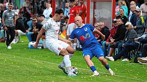 Wichtiges Tor: Alessio Lentisco (links, gegen den Jestetter Silas Kübler) legte beim 3:1-Sieg des FC Erzingen im Derby gegen den SV ...