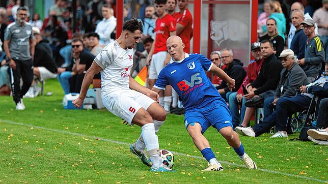 Wichtiges Tor: Alessio Lentisco (links, gegen den Jestetter Silas Kübler) legte beim 3:1-Sieg des FC Erzingen im Derby gegen den SV ...