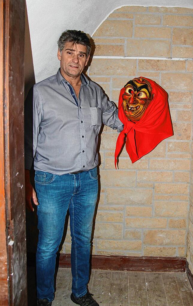 Zunftmeister Matthias Reichmann mit der Urhexenlarve.