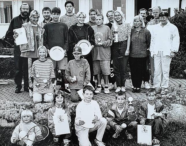 Stolze Sieger: Nach einer Vereinsmeisterschaft beim Tennis-Club Gurtweil zeigen die besten großen und kleinen Spieler ihre Urkunden und ...