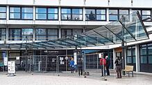 Für Besuche im Klinikum Friedrichshafen gilt fortan die 2-G-Plus-Regel. Dafür müssen Besucher gerade am Wochenende lange Wartezeiten in ...