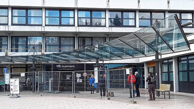 Für Besuche im Klinikum Friedrichshafen gilt fortan die 2-G-Plus-Regel. Dafür müssen Besucher gerade am Wochenende lange Wartezeiten in ...
