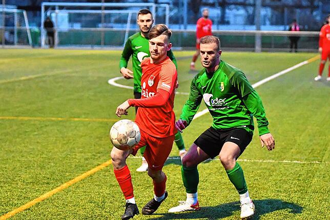 Sonder-Einsatz: Arben Gashi (rechts, gegen Emanuel Esser) spielte wegen der anhaltenden Personalnot beim SV Herten durch und stellte ...