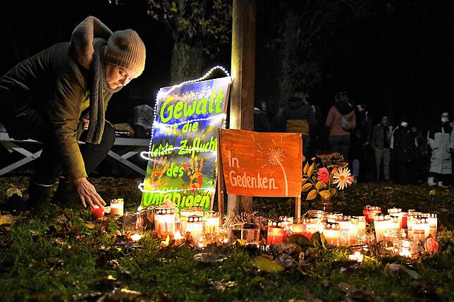 Femizid an der Ostsee am 31.10.22: Mit einer Mahnwache gedenken Trauernde wenige Tage nach dem Mord der umgebrachten Frau.