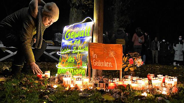 Mit einer Mahnwache gedenken Trauernde wenige Tage nach dem Mord der umgebrachten Frau.