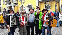 Glückliche Gewinnerin: Annette Hauser (mit grüner Federboa) inmitten der Stadtstreich(l)er Jürgen Dold (von links), Clemens Willmann, ...