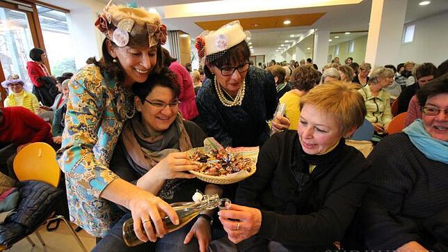 Aufwärmübungen für den Frauenkaffee: Martina Porst (links) und Heidrun Dett belohnen die Besucherinnen Sandra Möll (links vorne) und ...