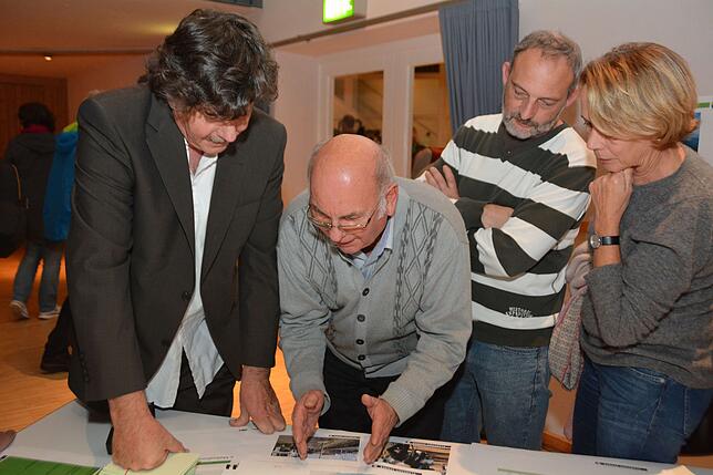 Planer Johann Senner diskutiert bei der Einwohnerversammlung zum Stadtentwicklungskonzept mit Bürgern einzelne Punkte. Von links: Johann ...
