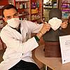 Valentin Schlieper, Inhaber der Bräunlinger Stadtapotheke, zeigt am Modell einen lange nutzbaren und für Allergiker verträglichen Mund- ...