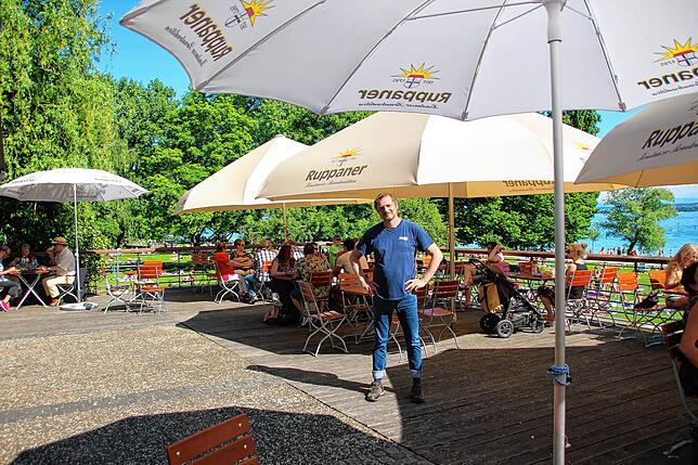 Tino Schumann steht auf der Terrasse des Hörnle-Restaurants. Den Pächter würde eine Schließung der Strandbäder wirtschaftlich schwer ...