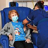 Die 90-jährige Margaret Keenan bekommt aks erste Patientin in Großbritannien im Universitätskrankenhaus Coventry von Krankenpflegerin ...