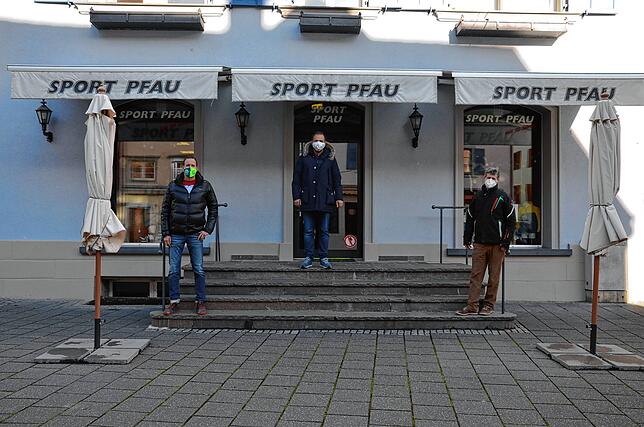 Thomas Pfau, Inhaber von Sport Pfau in der Unterstadt, sowie die Anwohner Thomas Hausberger und Ralf Obser (von links) stehen vor dem ...