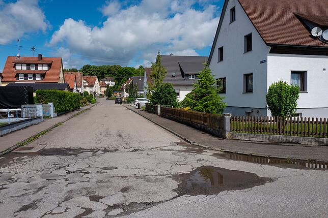 Die Hebelstraße, in Richtung Jahnstadion &ndash; das Bild entstand im Juni.