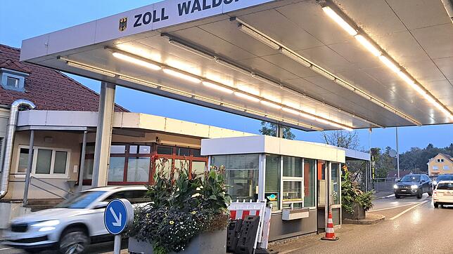 Eine zusätzliche Querung über den Rhein, hier der Grenzübergang bei Waldshut-Koblenz, ist angesichts der Verkehrsproblematik auch für ...