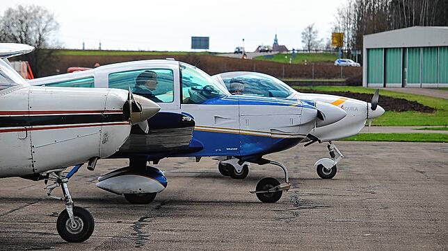 Flugzeuge stehen am Donaueschinger Flugplatz. Der weist im Geschäftsbericht einen Rückgang der Flugbewegungen auf.