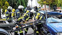 Bei einer großangelegten Übung mit dem Gefahrgutzug des Landkreises und dem Roten Kreuz probt die Feuerwehr in Mönchweiler den ...