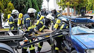 Bei einer großangelegten Übung mit dem Gefahrgutzug des Landkreises und dem Roten Kreuz probt die Feuerwehr in Mönchweiler den ...