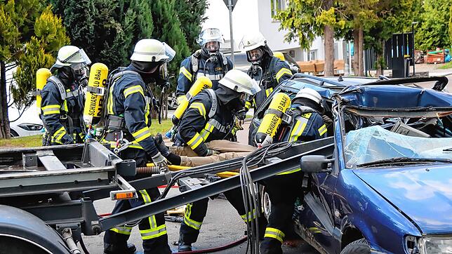 Bei einer großangelegten Übung mit dem Gefahrgutzug des Landkreises und dem Roten Kreuz probt die Feuerwehr in Mönchweiler den ...