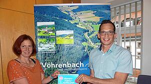 Sie dürfen strahlen, denn sie bieten ein ausgewogenes und ansprechendes Sommerferienprogramm an: Rathausmitarbeiterin Alexandra Zapf und ...