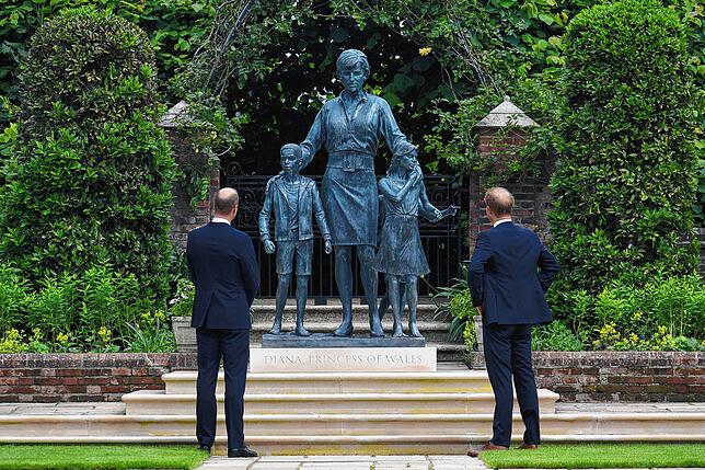 Ein kurzer Moment der Stille: Prinz William (links) und Prinz Harry betrachten die Statue.