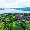 Leichter Dunst liegt über der Gemeinde Gaienhofen und Umgebung auf der Halbinsel Höri. Im Hintergrund (l) ist die Insel Reichenau im ...