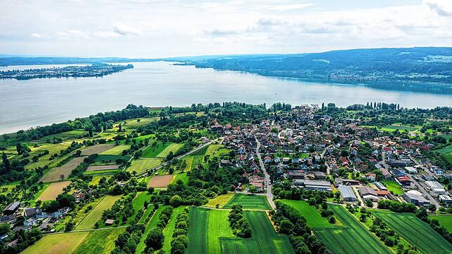 Leichter Dunst liegt über der Gemeinde Gaienhofen und Umgebung auf der Halbinsel Höri. Im Hintergrund (l) ist die Insel Reichenau im ...