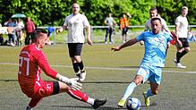 Nedzad Plavci (rechts) traf zweimal beim 4:1-Erfolg des ESV Südstern Singen gegen den SV Deggenhausertal (Torhüter Erik Mutter).