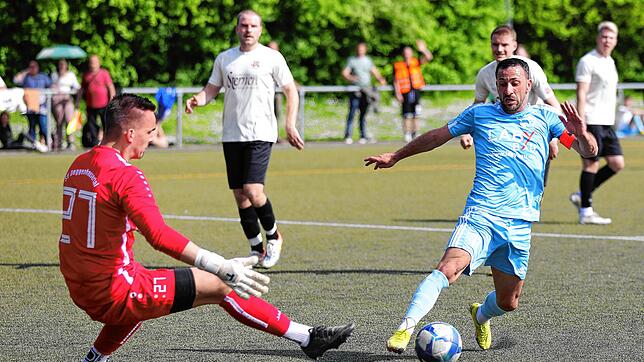 Nedzad Plavci (rechts) traf zweimal beim 4:1-Erfolg des ESV Südstern Singen gegen den SV Deggenhausertal (Torhüter Erik Mutter).