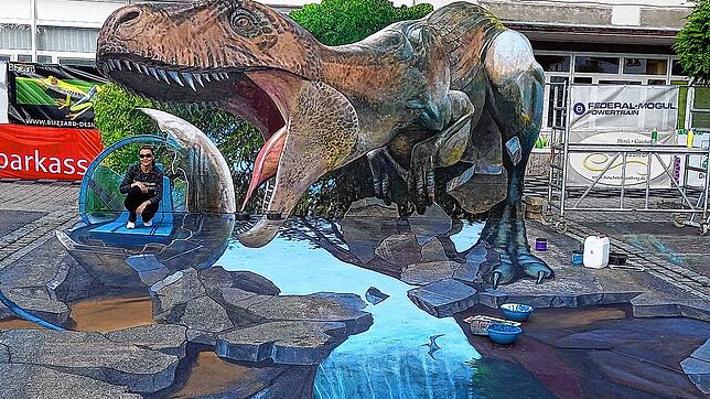 Das Maul hungrig aufgerissen schnappt der Tyrannosaurus Rex auf dem Blumberger Marktplatz 2021 nach Arina Arndt. Sie ist die Frau des ...