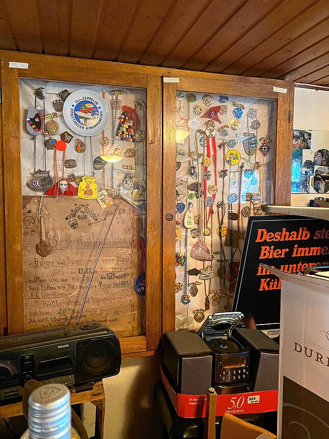Zahlreiche Erinnerungsstücke hängen an den Wänden.