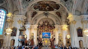 Konzertpublikum in der Pfarrkirche Mariä Himmelfahrt Tiengen.