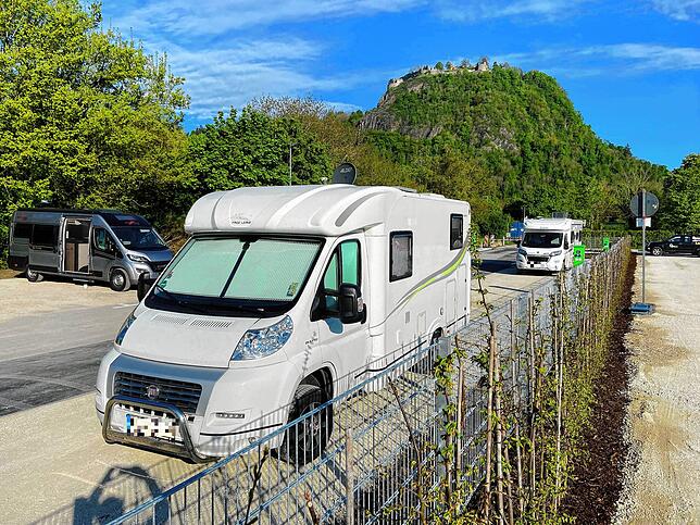 Unter dem Fuße des Hohentwiels lässt es sich gut campen: Der neue Stellplatz auf der Offwiese kommt bei den Campern gut an.