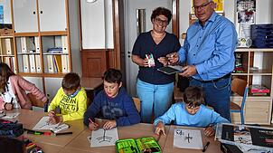 Petra Isele (Grundschule Birkendorf) lässt sich von ihrem Schulleiterkollegen und Medienpädagoge Michael Weeber aus Berau die ...