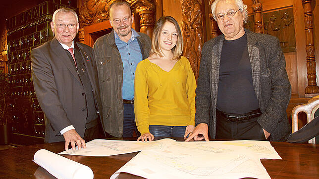 Bürgermeister Gallus Strobel, Investor Siegfried Heim, seine Tochter und künftige Hotelleiterin Laura Heim sowie Projektentwickler Rolf ...