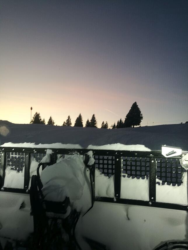 Ein Blick aus dem Pistenbully in das Abendrot auf dem Feldberggipfel.