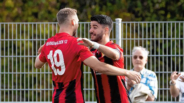 Überragend: Serkan Korkmaz (rechts) vom FSV Rheinfelden erzielte beim 5:2-Sieg gegen den SV 08 Laufenburg vier Treffer und wird hier von ...