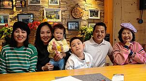 Großmutter/Köchin Kim Kley, Geschäftsführerin Ly Nguyen mit Henry auf dem Arm, Sohn Leon mit Ehemann/Koch Anh Nguyen und die zweite ...
