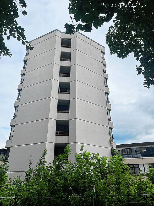 Hoch ragt das achtgeschossige Gebäude der ehemaligen Hochrhein-Eggbergklinik in den Himmel. Dieses Hauptgebäude (Bild) will der Investor ...