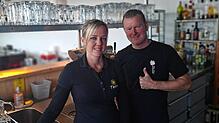 Silvia Minde und Oliver Krüger hinter der Theke in der Terrasse Dingelsdorf. Gemeinsam mit Krügers Ehefrau Samran betreiben die beiden ...