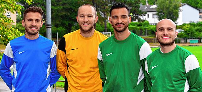 Zwei Neue beim SV Herten: Die Trainer Musa Musliu (links) und Eike Elsasser (rechts) begrüßen Torwart Christoph Düster und Feldspieler ...