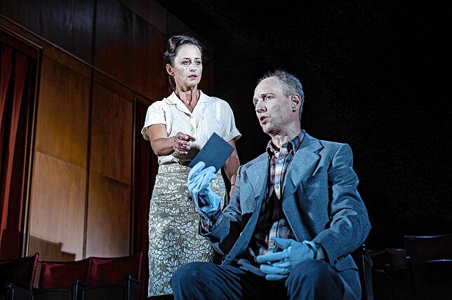 Die Karten sollen den Umsturz bringen: Otto Quangel (Sebastian Haase) zeigt seiner Frau (Katrin Huke) sein Werk.