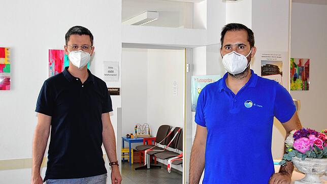 Die beiden Orthopäden Michael Zimmerer (links) und Micael Lopes Videira wollen in ihrer Praxis am Samstag, 10. Juli, 150 Dosen verabreichen.