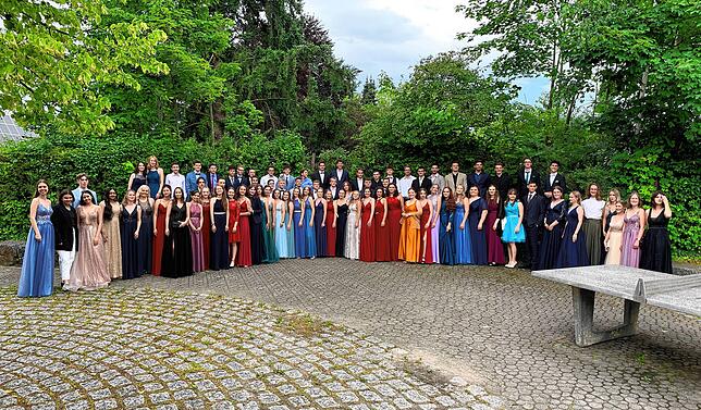 Gruppenbild, bevor alle in andere Richtung entschwinden: Die Abiturienten des Nellenburg-Gymnasium festlich gekleidet.