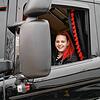 Céline Lynn Knecht in ihrem Lastwagen: Hier verbringt sie gut und gerne acht bis zwölf Stunden am Tag.