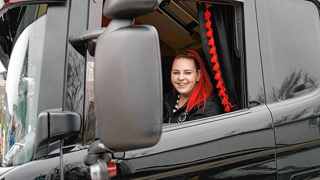 Céline Lynn Knecht in ihrem Lastwagen: Hier verbringt sie gut und gerne acht bis zwölf Stunden am Tag.