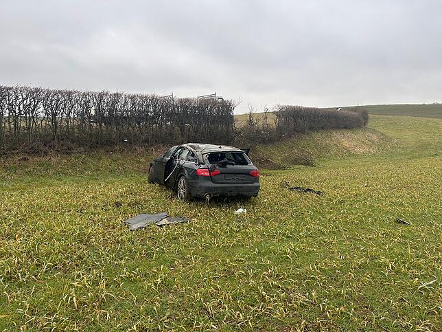 Nach einem Überschlag bei Siblingen im Kanton Schaffhausen landet das demolierte Auto auf dem Feld.